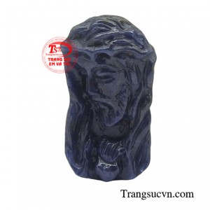 Dưới đôi bàn tay của các nghệ nhân thì sự kết hợp với mặt dây Chúa Giêsu Thương Xót là đá Sapphire - loại đá quý được mệnh danh là