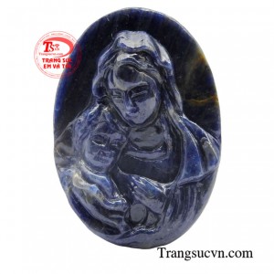 Với ánh mắt Đức Mẹ hiền từ, trìu mến, miệng mỉm cười, Chúa Giêsu cũng thể hiện được gương mặt tươi sáng, hồn nhiên đầy hạnh phúc.