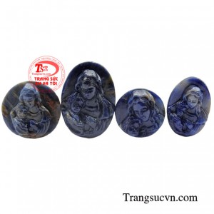 Mặt saphire Đức Mẹ Maria được thiết kế là hình ảnh Đức mẹ trên tay bồng ẵm chúa Giêsu.