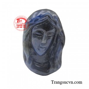 Vì thế, hình ảnh của Đức Mẹ luôn được lựa chọn để đem bên người vừa là món trang sức làm đẹp, vừa là vật phẩm tâm linh khiến người đeo an tâm.