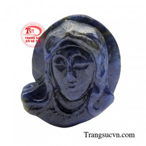 Mặt saphire Đức Mẹ từ bi được chạm khắc tinh xảo đẹp mắt giúp xoa dịu tâm trí của con người mang đến những cảm giác bình yên và tĩnh lại trong nội tại.