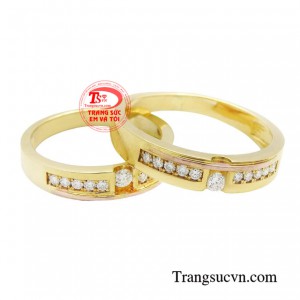 Nhẫn cưới kim cương son sắc được chế tác từ vàng 18k có chất liệu cao cấp nhất trong ngành trang sức, với độ bền bỉ và khả năng chống xỉn màu vượt trội.