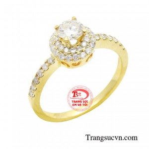 Chiếc nhẫn được thiết kế nhẹ nhàng, những viên kim cương sáng lấp lánh tạo thành một hình tròn tạo nên một sản phẩm không chỉ đẹp về mặt trang sức mà nó còn có ý nghĩa về mặt phong thủy.
