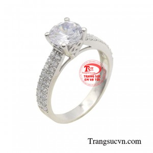 Chiếc nhẫn toát lên vẻ đẹp nhờ viên đá chủ cz sáng lấp lánh, giúp cho đôi tay của nàng thêm phần mềm mại và uyển chuyển hơn. 