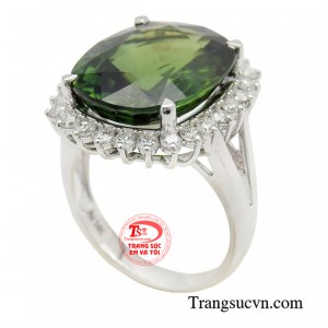 Nhẫn nữ saphire quyền quý là sự kết hợp hoàn hảo giữa viên đá saphire, kim cương và vàng trắng 18k đã tạo nên một tuyệt tác trang sức.