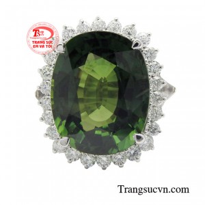 Nổi bật của chiếc nhẫn là viên đá Sapphire được mệnh danh là