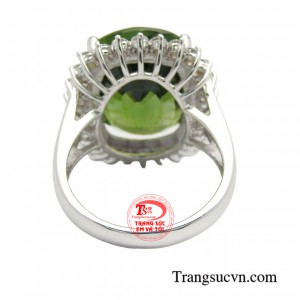 Màu xanh của đá Saphire tượng trưng cho sự may mắn, thành công, trí tuệ và lòng trung thành.