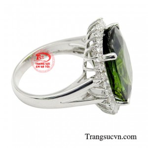 Cùng với đó là những viên kim cương bao xung quanh sáng lấp lánh càng làm tôn lên vẻ đẹp sang trọng, đẳng cấp của quý cô.