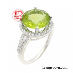 Nhẫn nữ vàng Peridot quý phái vcác chi tiết được chạm khắc tỉ mỉ, tinh tế, tôn lên vẻ đẹp sang trọng và đẳng cấp cho người đeo. 