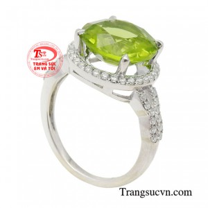 Bên trên của nhẫn được gắn viên Peridot được mệnh danh là 