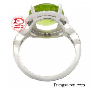 Khi ánh sáng chiếu vào, viên đá sẽ lấp lánh lung linh giúp cho các nàng thu hút mọi ánh nhìn.