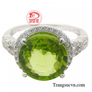 Sở hữu một chiếc nhẫn peridot sẽ giúp nàng thu hút năng lượng tích cực, gặp nhiều may mắn trong công việc và cuộc sống.