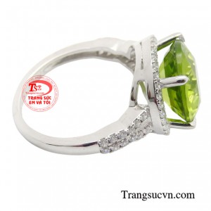 Không chỉ vậy, đá Peridot được xem là viên đá may mắn, tượng trưng cho sự thịnh vượng, tiền tài và thành công. 