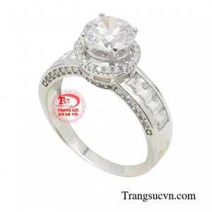 Chiếc nhẫn rực rỡ như cách mà nàng tự tin khoe sắc khiến bao ánh mắt phải ngắm nhìn.