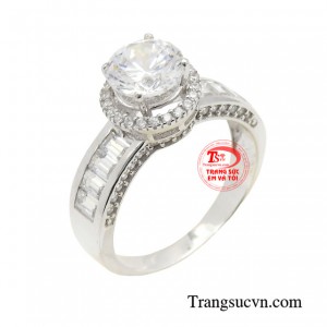 Nhẫn quý cô vàng trắng kiều diễm được chế tác tỉ mỉ với đội ngũ thợ kim hoàn lành nghề, giàu kinh nghiệm được trau chuốt từng chi tiết nhỏ nhất để tạo ra những sản phẩm nhẫn vàng 18K hoàn hảo nhất.