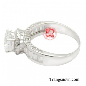  Và một chiếc nhẫn vàng trắng nữ kiều diễm sẽ là mảnh ghép không thể thiếu dành cho nàng hiện đại. 