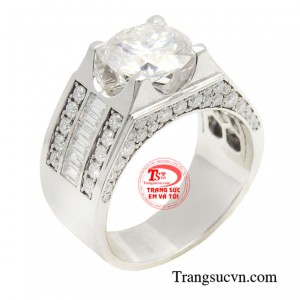 Nhẫn qúy ông thời trang tinh tế là sự kết hợp hài hòa giữa sức trắng của vàng 10k và đá moisanite mang đến vẻ đẹp tinh tế và sang trọng cho người đeo.