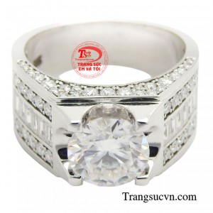 Đá moissanite sở hữu vẻ đẹp lấp lánh, rực rỡ, có độ cứng cao, khả năng tán sắc tốt, mang đến hiệu ứng lung linh, thu hút mọi ánh nhìn không thua kém kim cương thật.