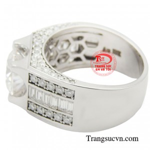 Chiếc nhẫn được chế tác không cầu kì nhưng không kém phần sang trọng giúp các anh thêm tự tin và khẳng định mình, sản phẩm rất phù hợp với các anh ưa thích sự đơn giản.