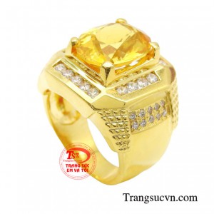 Sản phẩm sử dụng đá thạch anh có màu vàng óng ánh, tượng trưng cho sự giàu có, may mắn và thành công.