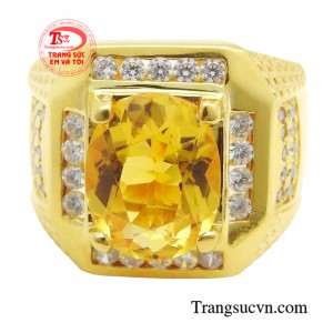 Được chế tác tinh xảo, thạch anh vàng tạo nên một sự kết hợp hoàn hảo giữa vẻ đẹp tự nhiên và sự tinh tế của nghệ thuật trang sức.