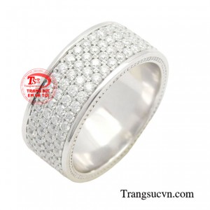 Nhẫn vàng trắng phong cách lịch lãm sở hữu vẻ đẹp sang trọng và đầy ấn tượng. Một chiếc nhẫn đơn giản, tinh tế phù hợp với phong cách cá nhân của nam giới.