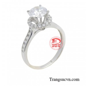 Nhẫn vàng trắng quý cô kiêu sa với sắc trắng tinh khôi là điểm nhấn không thể thiếu của phái đẹp.