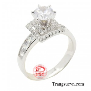 Nhẫn vàng trắng quý cô xinh xắn được thiết kế tinh giản hơn, nhưng vẫn nổi bật bởi đường nét tinh xảo và sự tỏa sáng tuyệt vời của các viên đá CZ chọn lọc