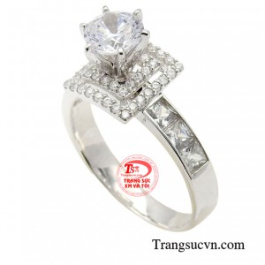 Nhiều cô nàng y phục đơn giản, sắc màu trung tính, tư thức nhẹ nhàng mà vẫn toát lên vẻ gợi cảm đầy thu hút.