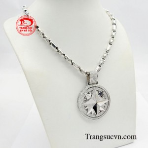 Điềm nổi bật của bộ trang sức là được nạm đá bao quanh tạo nên vẻ ngoài vô cùng nổi bật, rực rỡ và sang trọng.