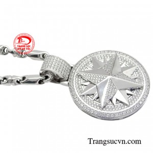 Bộ dây chuyền với vẻ nam tính, góc cạnh đem đến sự ấn tượng, tạo nên vòng hào quang đầy quyền lực.