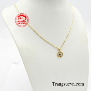 Mặt dây chuyền được thiết kế với hình ảnh chú chim bồ câu đang dang rộng cánh, tạo nên một biểu tượng hòa bình và yêu thương.
