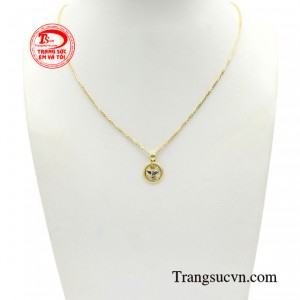 Bộ dây chuyền vàng bình an được thiết kế gọn gàng, ôm sát vòng cổ, khiến người đeo không cảm thấy vướng.