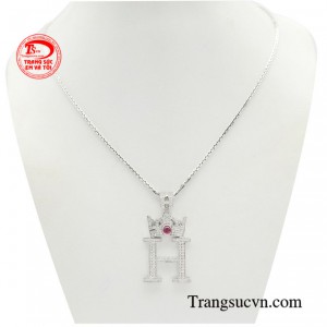 Bộ dây kim cương vương miện được chế tác từ những viên kim cương cao cấp nhất, với thiết kế của mặt dây kim cương thời trang vô cùng tinh xảo và đẳng cấp.