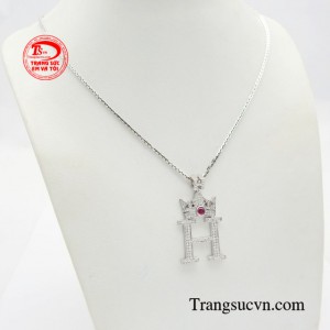 Các viên kim cương được chế tác tỉ mỉ từng chi tiết nhỏ nhất, tạo nên một bộ dây sang trọng và đẳng cấp.