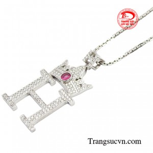 Mặt dây được chế tác kiểu dáng một chiếc vương miện nhằm tôn lên vẻ đẹp lộng lẫy, đáp ứng mọi sở thích và phong cách của những cô nàng điệu đà nhưng không kém phần đẳng cấp.