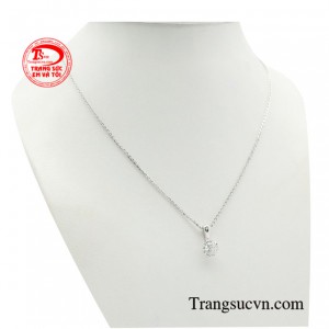 Sản phẩm sử dụng chất liệu vàng trắng được chăm chút vô cùng tinh xảo, tỉ mỉ qua từng chi tiết.