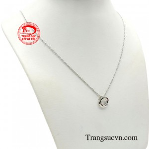 Một cô nàng diện trang phục đơn giản hay cá tính khi sở hữu bộ dây chuyền vàng trắng nữ lấp lánh thu hút mọi ánh nhìn.