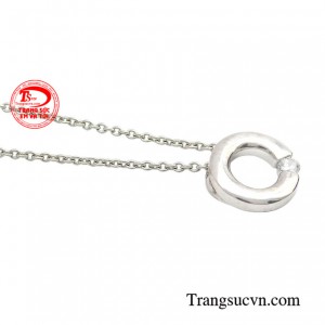 Vàng trắng còn là chất liệu dễ phối với nhiều phong cách khác nhau, cho nàng tha hồ thể hiện gu thẩm mỹ của bản thân.