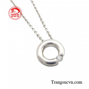 Dù diện trang phục nào bộ dây chuyền luôn là phụ kiện tuyệt vời giúp nàng tỏa sắc rạng ngời. 