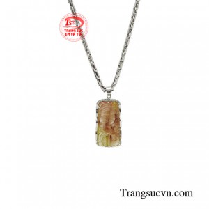 Mặt rồng thạch anh bọc vàng sẽ mang lại sức mạnh, sự dũng cảm, kiên cường cho người đeo.