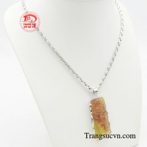 Hình ảnh mặt rồng được chạm khắc tỉ mỉ, tinh tế, toát lên trang nghiêm, quyền lực.