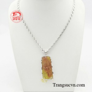 Bộ mặt rồng thạch anh bọc vàng được chế tác từ những vàng trắng 10k cao cấp, đảm bảo độ bền đẹp và an toàn cho người sử dụng theo thời gian.