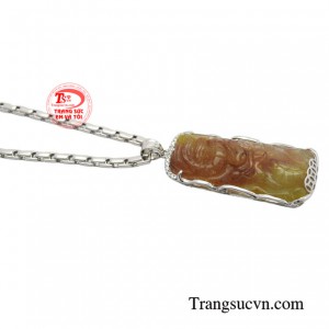 Vì vậy, bộ mặt rồng thạch anh bọc vàng không chỉ có ý nghĩa tâm linh mà nó là món đồ trang sức giúp tôn lên vẻ đẹp khi phối với những bộ đồ.