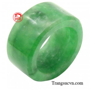 Chiếc nhẫn ngọc thịnh vượng được chế tác tinh xảo, toát lên vẻ đẹp sang trọng và đẳng cấp, khẳng định vị thế của người sở hữu.