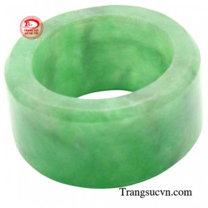 Chiếc nhẫn được chế tác theo những quy chuẩn tâm linh, giúp bảo vệ người đeo khỏi tà khí, mang lại bình an và sức khỏe.