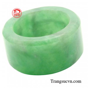 Chiếc nhẫn ngọc thịnh vượng là món quà vô cùng ý nghĩa dành cho những người đàn ông thành đạt, thể hiện sự trân trọng và kính mến của người tặng.