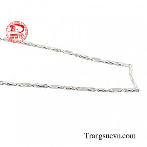 Ngoài ra, dây chuyền bạc còn có tác dụng bảo vệ sức khỏe, cản gió giúp bạm tăng đề kháng tránh những tác nhân xấu từ môi trường.