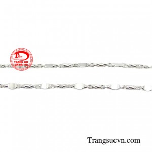 Dây chuyền bạc nữ tính là món quà ý nghĩa dành tặng bạn gái trong các dịp lễ, sinh nhật.