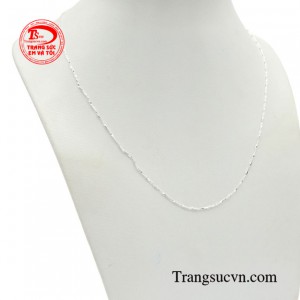 Với thiết kế chi tiết nhẹ nhàng, dây chuyền bạc giúp làm nổi bật bộ trang phục và thể hiện cá tính và phong cách riêng của bạn.